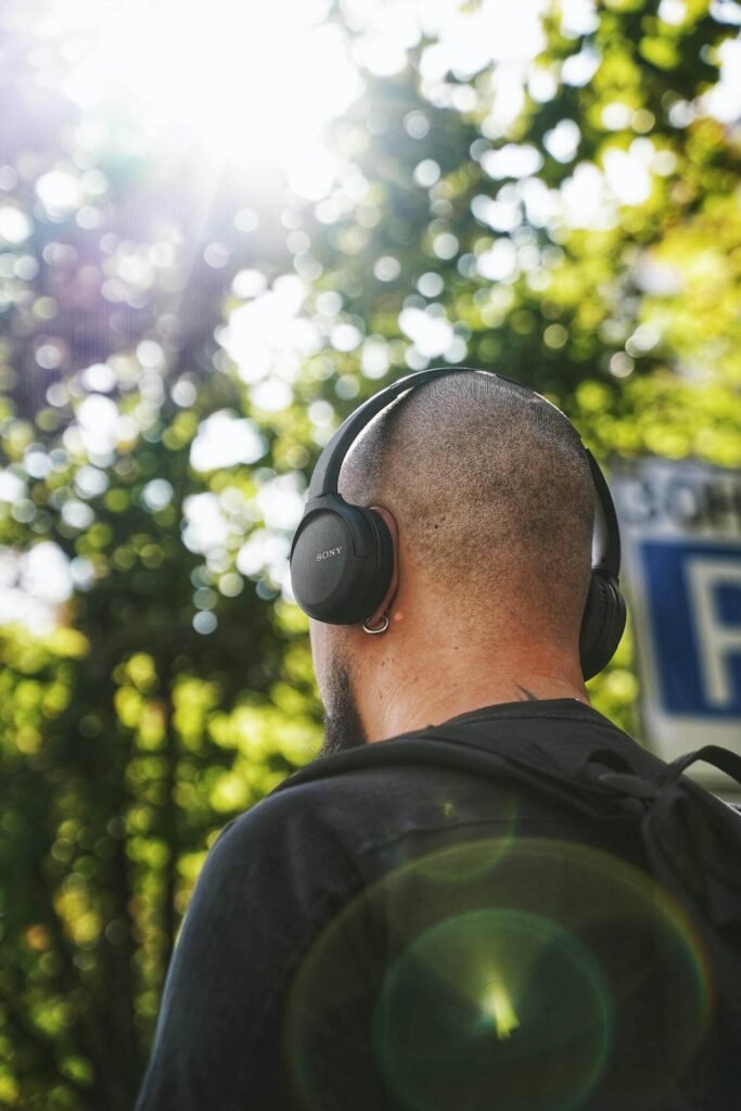 hombre con audífonos sony visto por la espalda