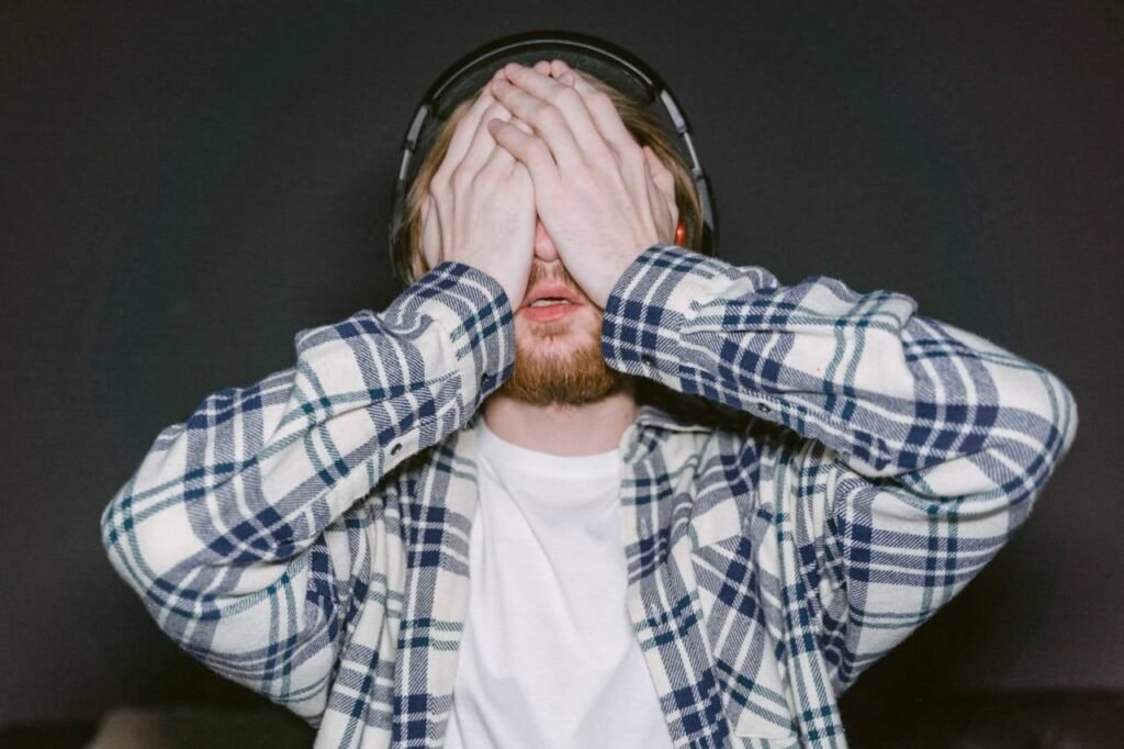 Joven escuchando música en audífonos con cancelación de ruido