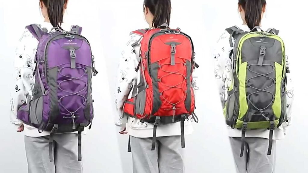 tres-mujeres-usando-la-mochila-en-tres-diferentes-colores-morado-rojo-verde